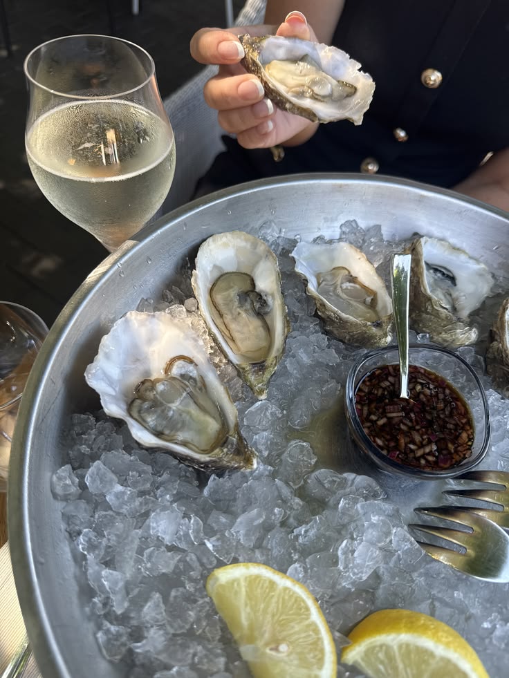 Les mardis, profitez de 50 % de rabais sur les huîtres et le vin au restaurant Tonalli.